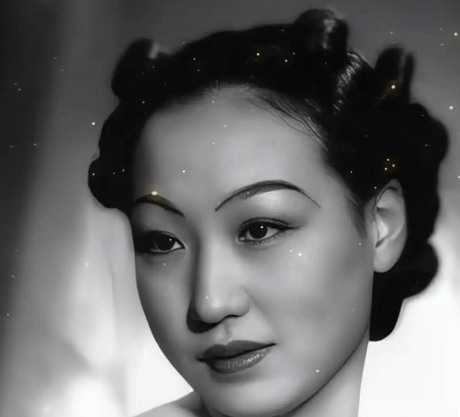 1945年深秋，特务把“北平李丽”塞进死囚牢时，上海滩都在往她脸上吐唾沫。老百姓