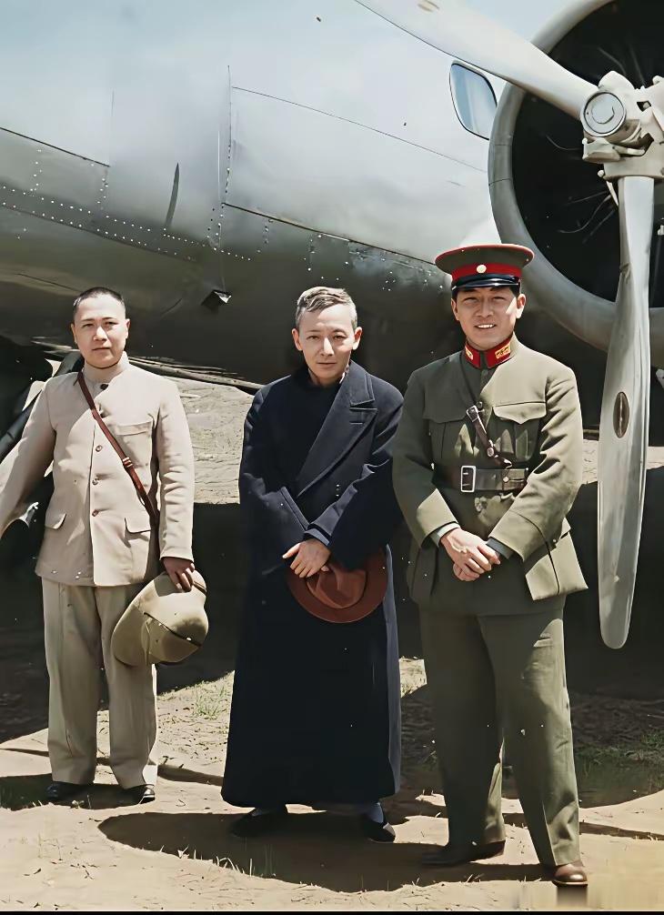 1935年，张学良一身戎装，在贵阳机场留下了一张罕见留影。