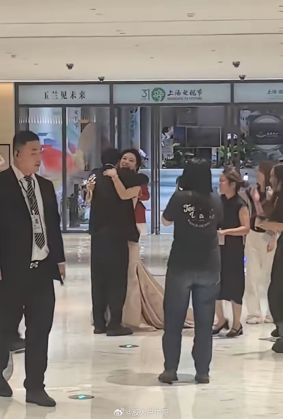 杨紫下班路透！她真的好开心好可爱呀，拿着奖杯提着裙子，蹦蹦跳跳跟大家打招呼，看到