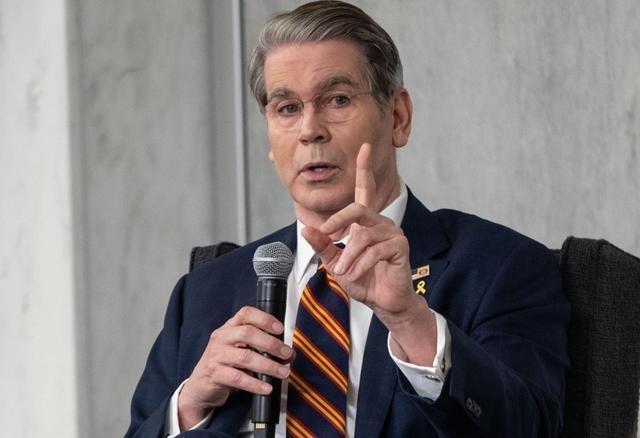 美国财长激动坏了：“中国再也无法卡我们脖子了”。日前，美国财长贝森特走访了美国南