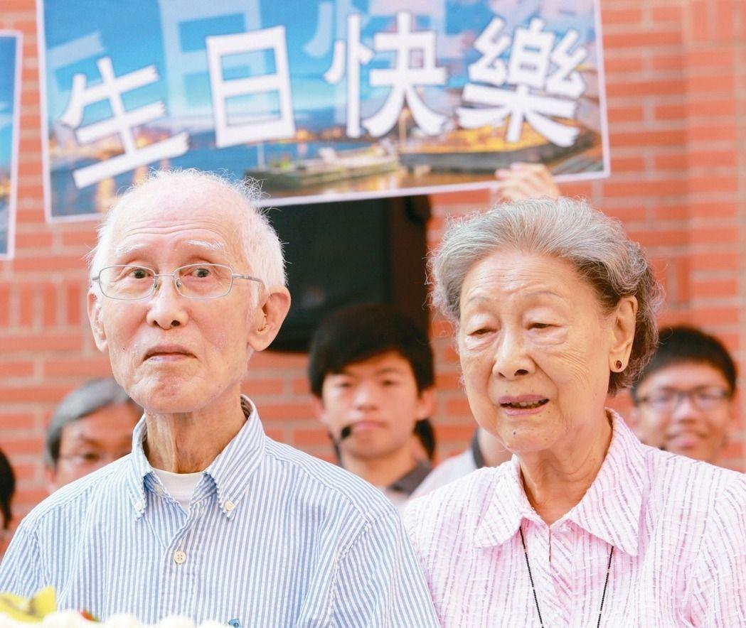 “她生不出孩子，我们家不能绝后！”1949年，余光中的母亲得知儿子要娶表妹，直接