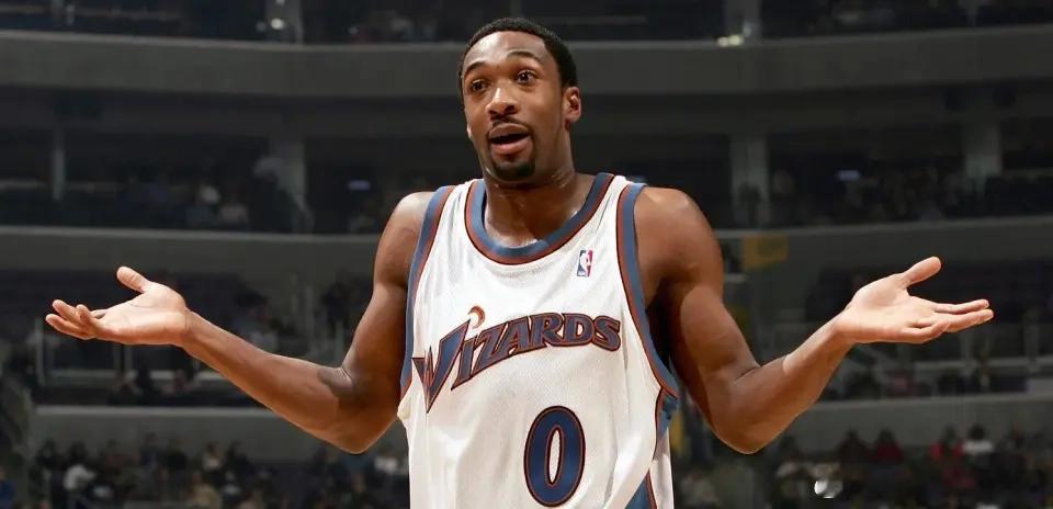 北京时间8月20日，前NBA球员阿里纳斯在播客节目中聊到了经纪人这个职业。阿里纳