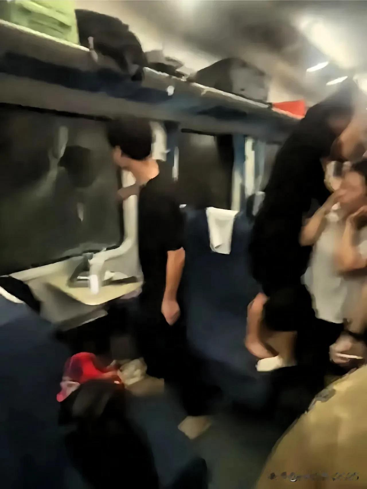 列车上砸窗的小伙子彻底暴露出铁路系统存在的安全隐患。常言说得好，人人讲安全，个