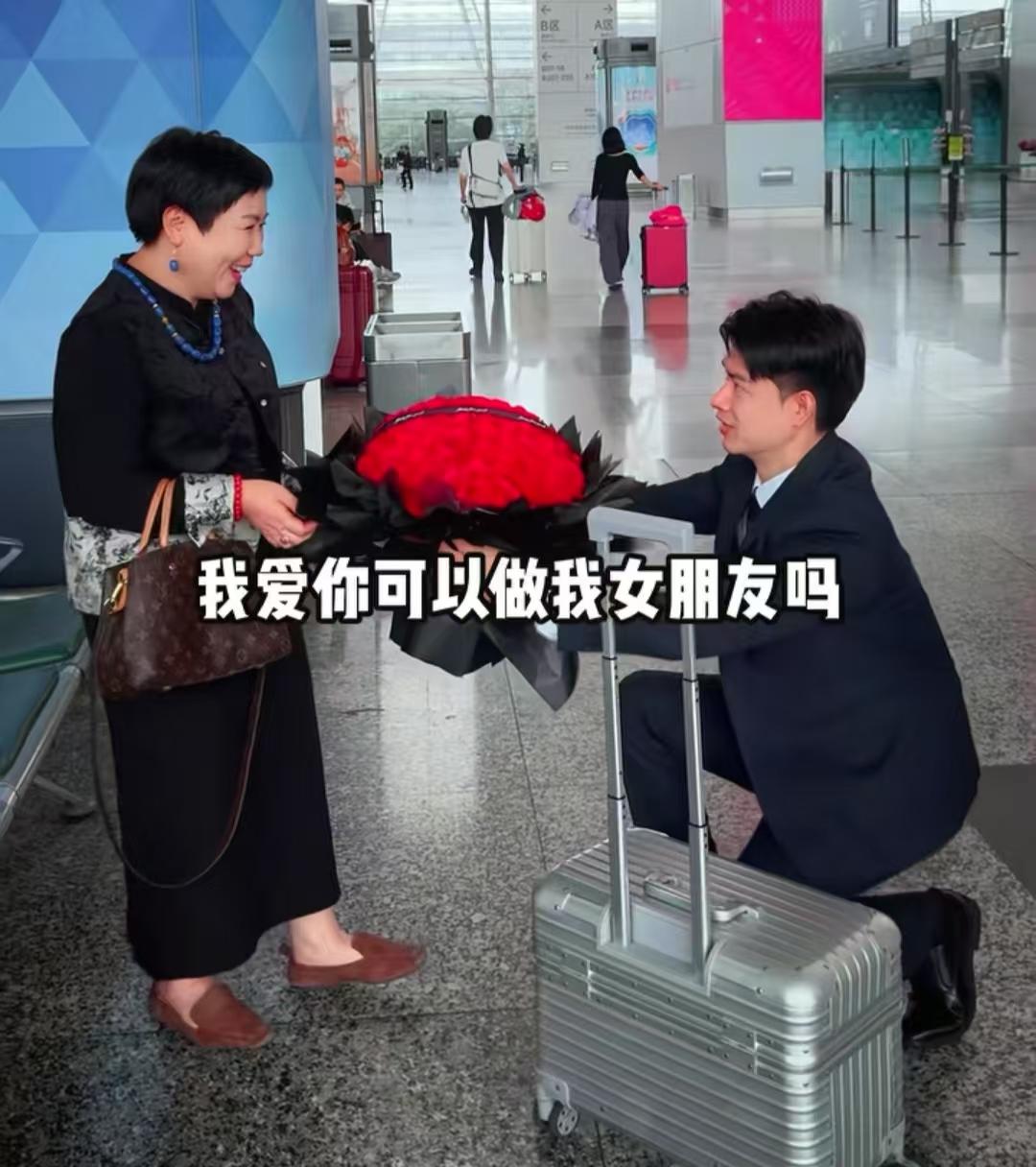 被高铁站这一幕感动到了，男孩去国外努力十年，只为追逐心中所爱。男生今年29岁，1