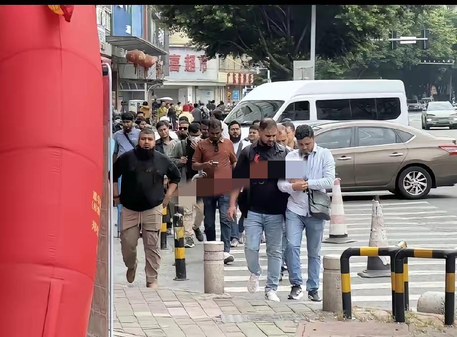 越想越憋屈。几个印度游客来玩，没订回程机票，兜里连几百块都凑不齐！​查了下他