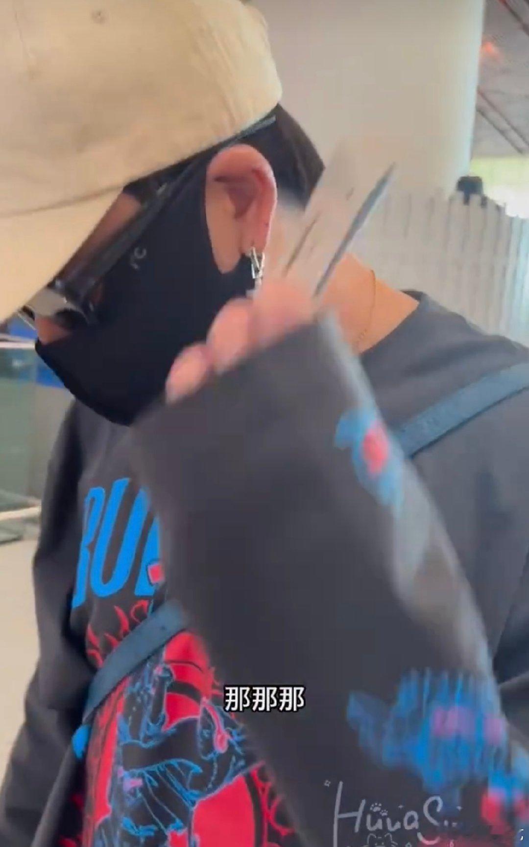 王栎鑫赞多机场偶遇救命！王栎鑫和赞多机场相遇，走过去之后还特意回来抱抱，两个人