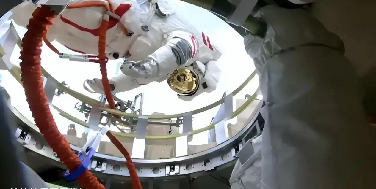 揪了8小时的心！神舟出舱圆满破局，谁能想到，神二十舷窗的致命裂纹，元凶竟是