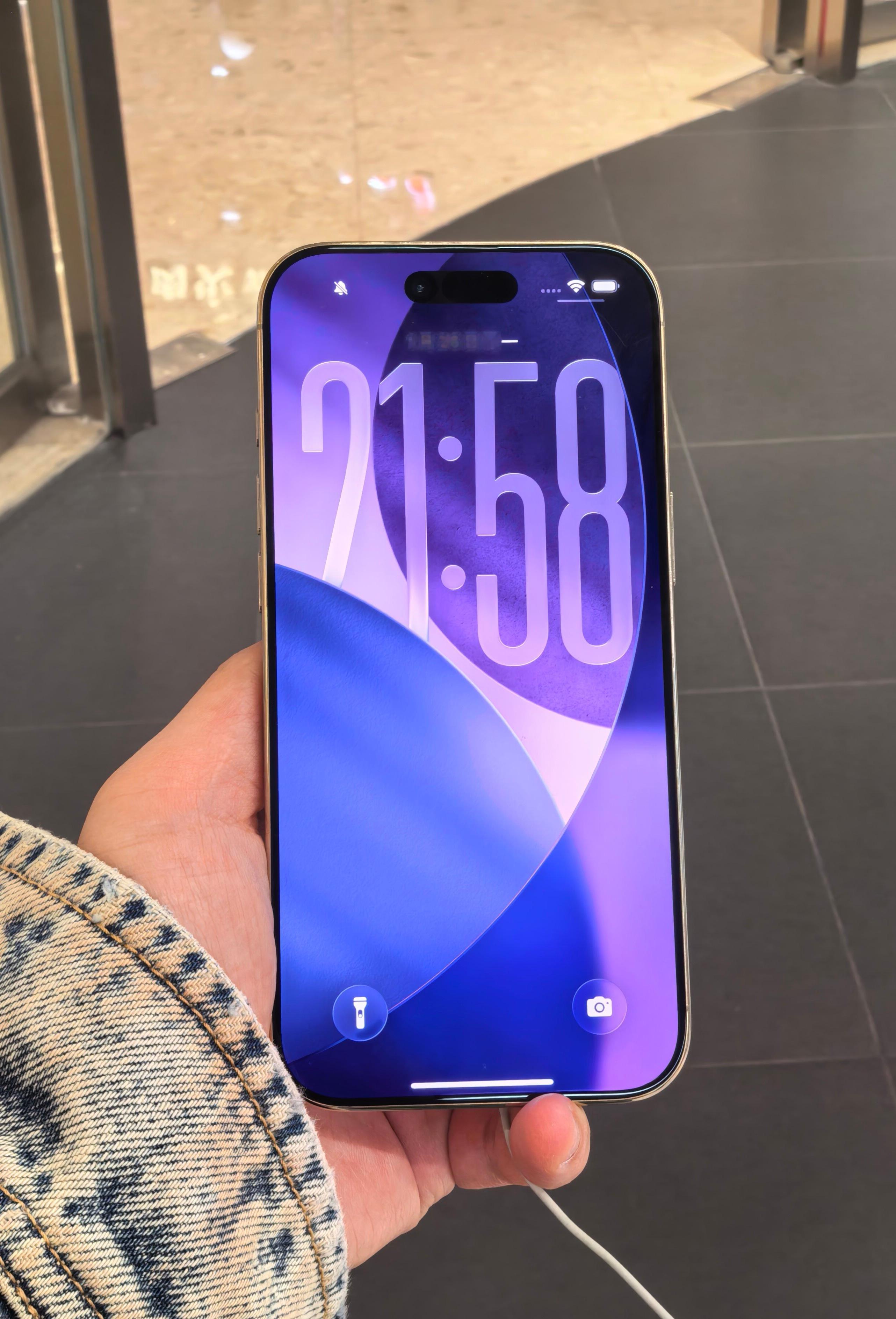 降价能拯救iPhoneAir销量吗在我看来，并不能。首先，它价格还没降到位，降