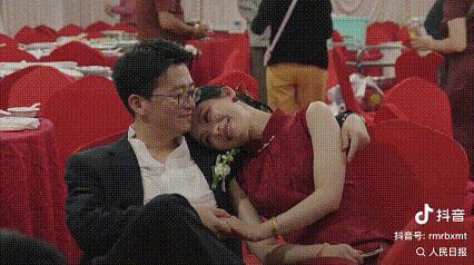 这段视频这两天确实刷了不少人的屏。10月11号，江苏启东寅阳镇，一场老宅婚礼。