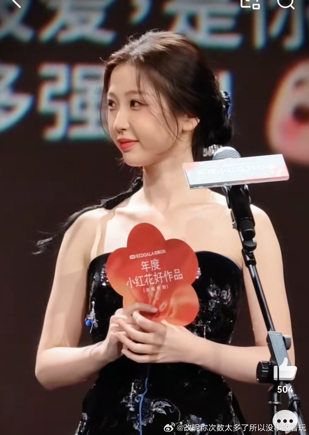 纯鼻影鼻八字平底锅不过眼看能播剧能拍戏能活动，挺正常的