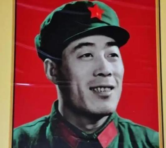 1982年冬，沈阳火车站孙玉国攥着褪色的军装肩章，在蒸汽机车的白雾中凝成一道剪影