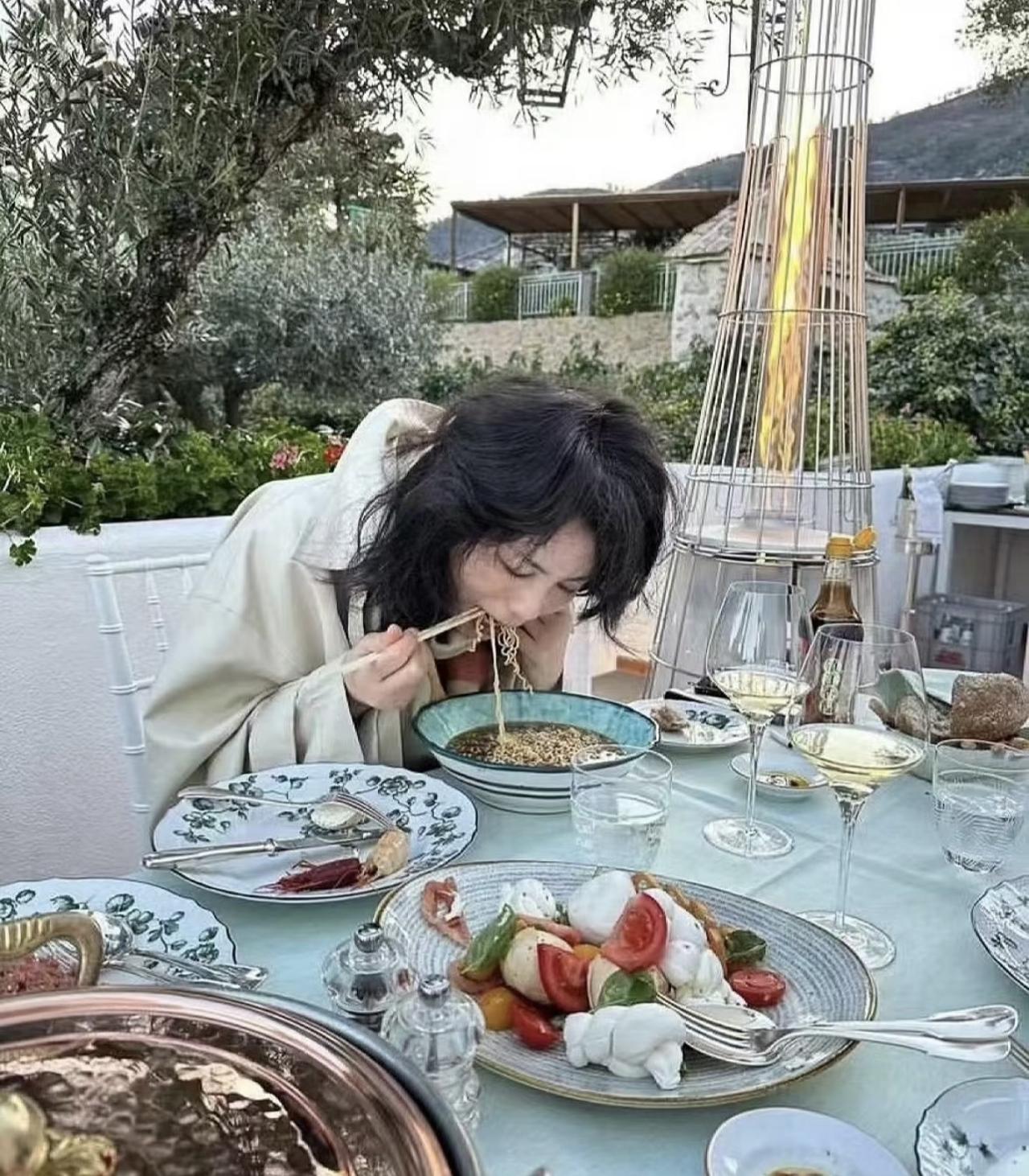 一张王菲在意大利吃早餐的旧照，刚看到的时候，觉得不像她？以前也看到过王菲吃西