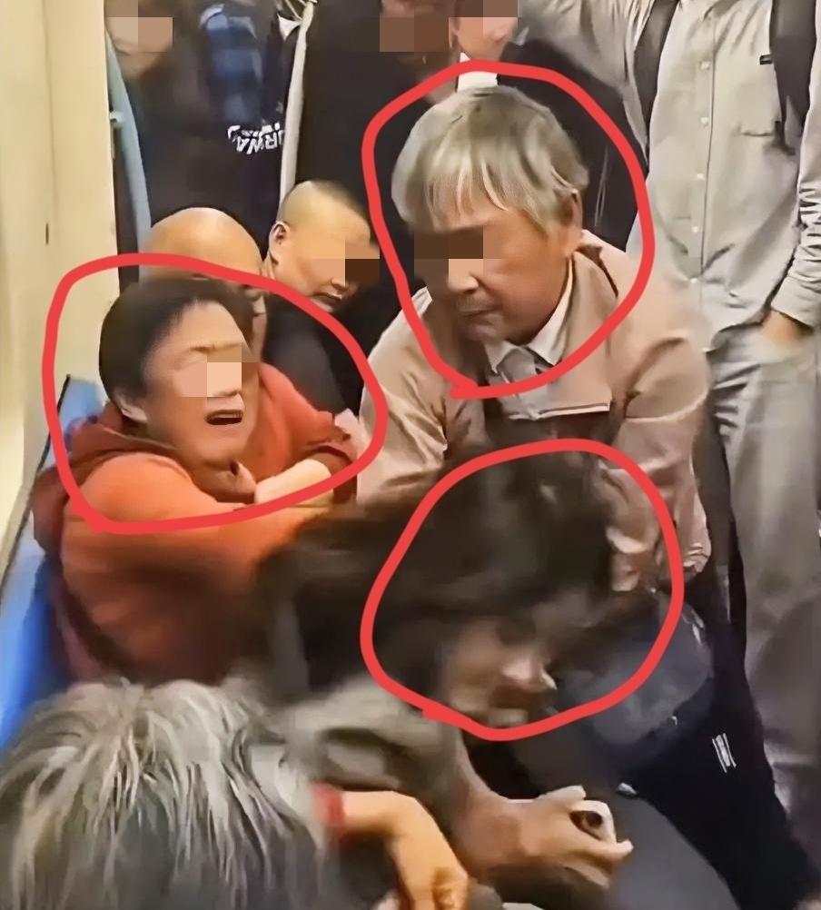 上海地铁两个老人因座位问题，当众暴力殴打年轻女孩并向女孩吐口水。5月8日，上