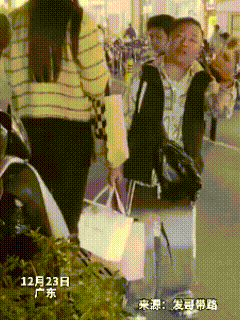 广东，这大叔气得手都抖了！花了1000多块，给刚认识的女子买衣服鞋子，本以为能深