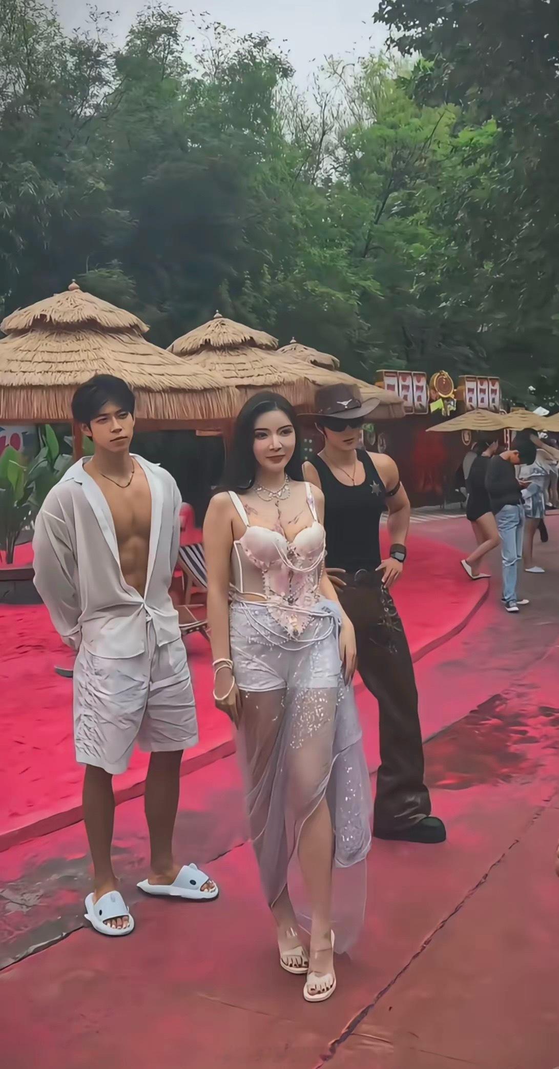 这女的是明星吗？身边还配的两个保镖？