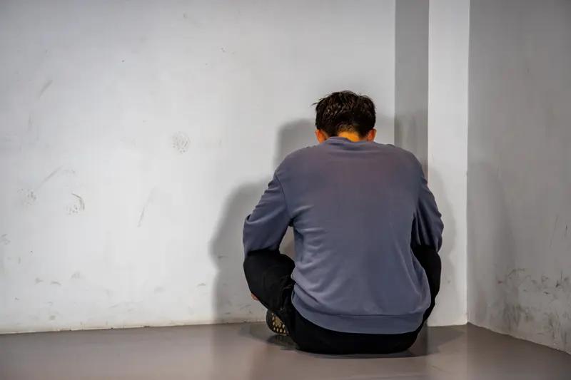 45岁矮个子油腻男，离异，漂亮的前妻不爱他，和别的男人好上了。他很爱他的前妻，