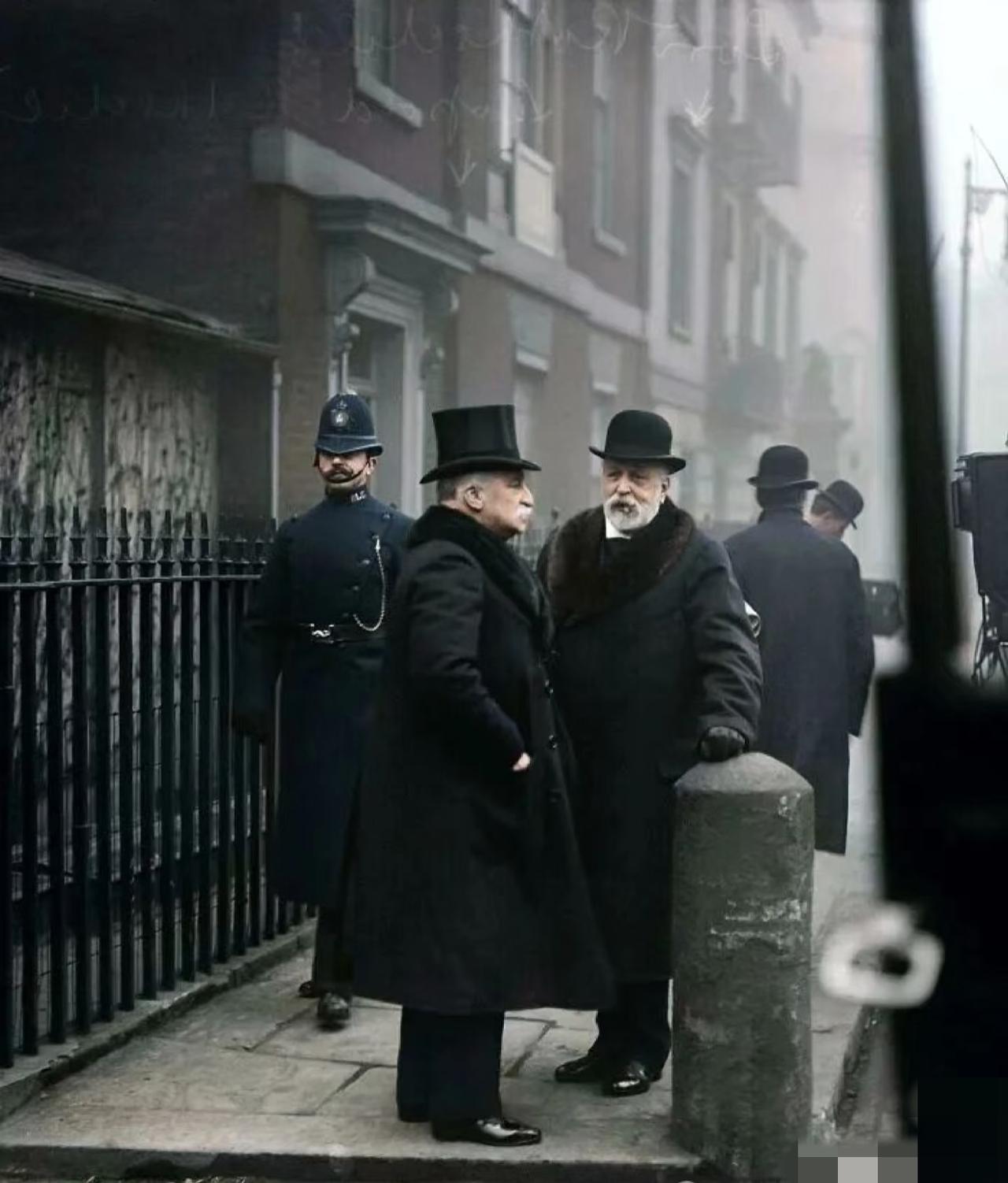 1906年，罗斯柴尔德男爵两兄弟在街头聊天。罗斯柴尔德家族的发展与19世纪的欧