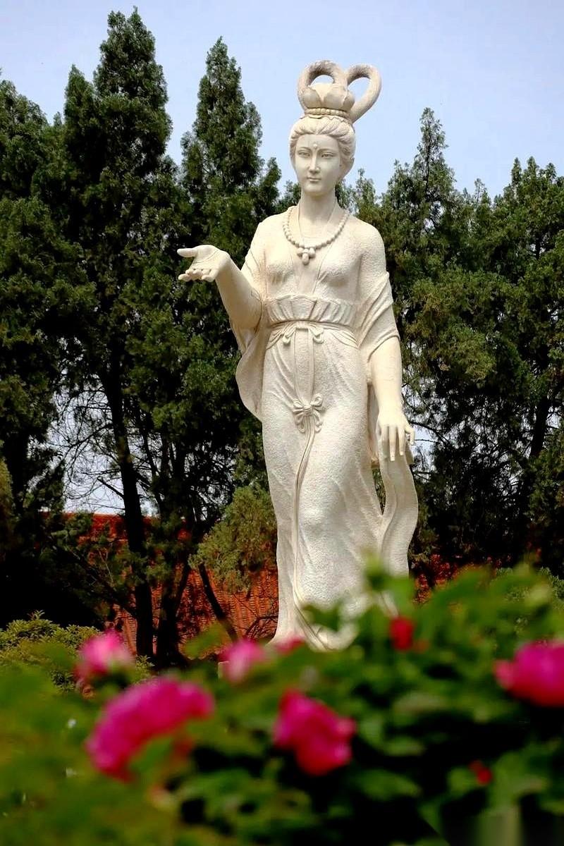 洛阳东花坛那座“牡丹飞天”雕塑，本意是想飞出个国色天香，结果在当地人的嘴里，它被