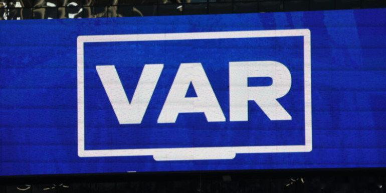 【官方】国际足球协会理事会（IFAB）将在明年一月探讨：1，VAR应被允许介入两