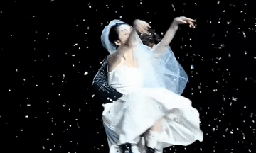 张远今年的远行首场演唱会在西安开启，他把《嘉宾》唱成音乐剧了！他在舞台上和穿着