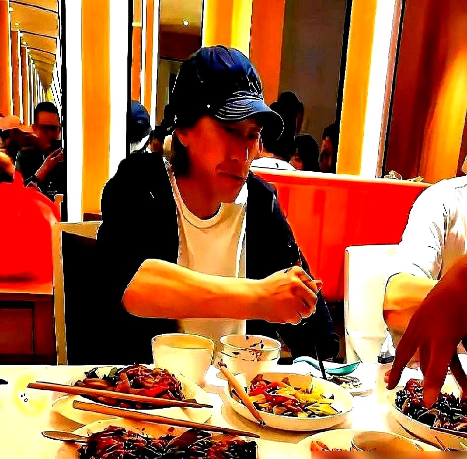 周星驰去梁朝伟家吃饭，两人全程一言不发。放下碗筷，星爷起身推门就走。换做别人早翻脸了，梁朝伟却连眼皮