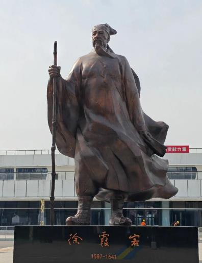 1617年，徐霞客因怀念已故妻子，偷偷宠幸了原配的侍女，并让她怀了身孕，谁料，待