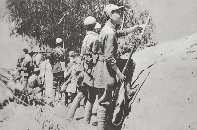 抗战时，新四军2营正要打日军伏击，一大嫂忽跪求营长：求求你们，放过这些日军。听到