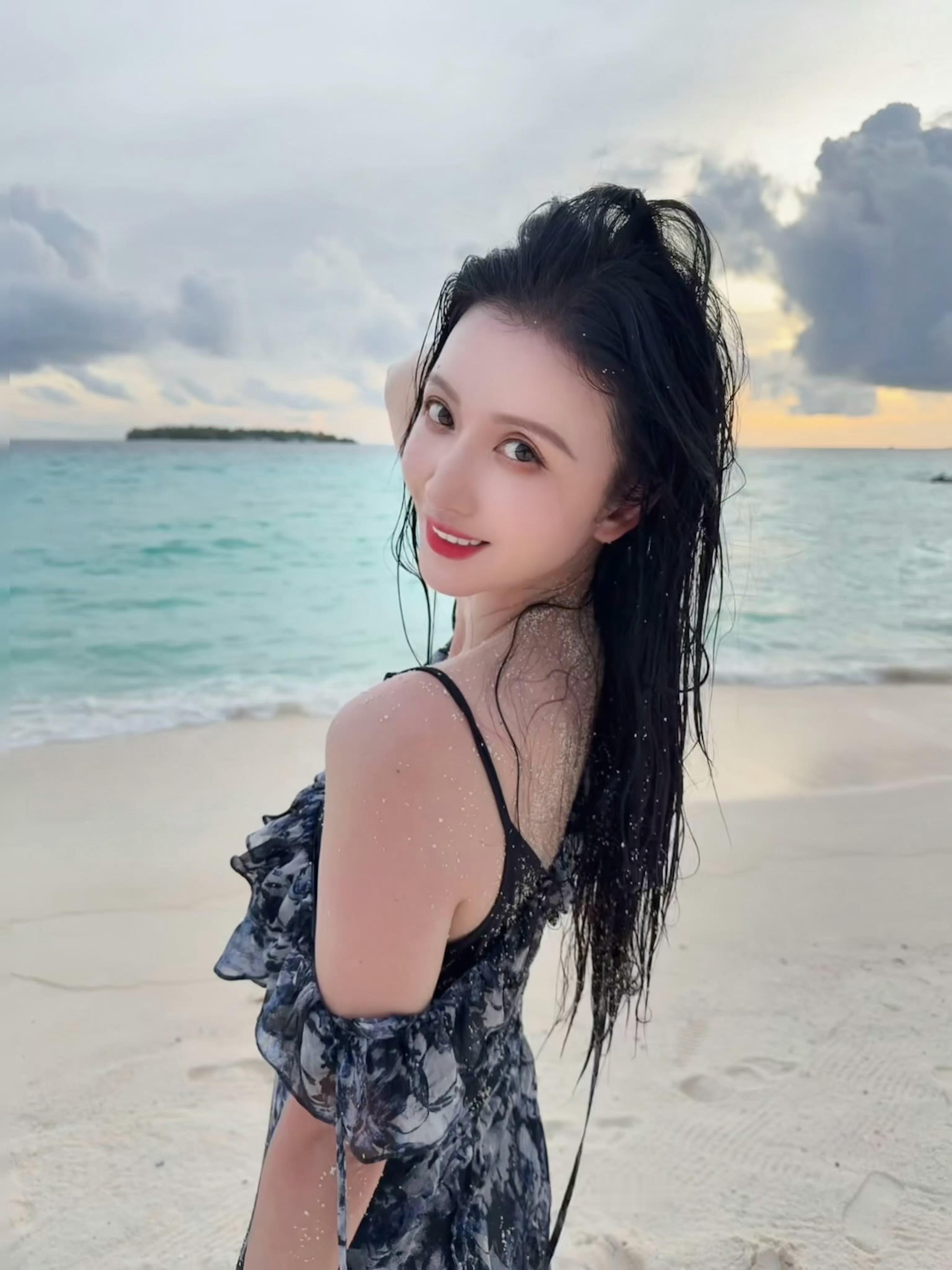 张萌粉色泳装张萌海岛plog张萌粉色泳装好美，萌姐身材太好了🤩​​​