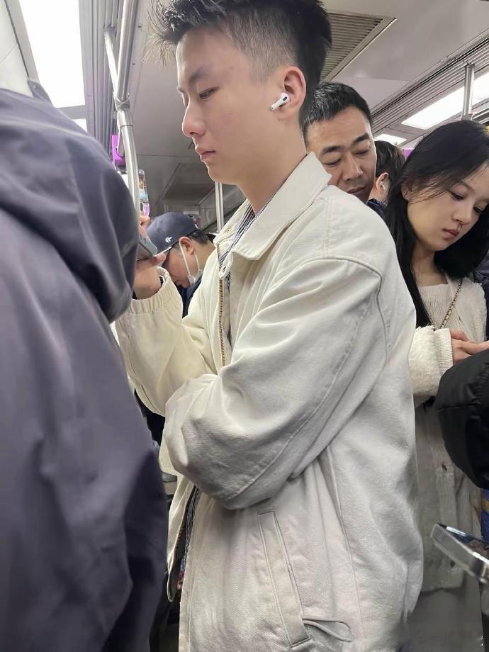 大叔一脸宠溺，女孩生无可恋