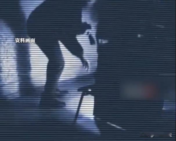 上海，一名女子跟一名男子互为室友，共同租下一间二室一厅的房子，男子住在主卧，女子