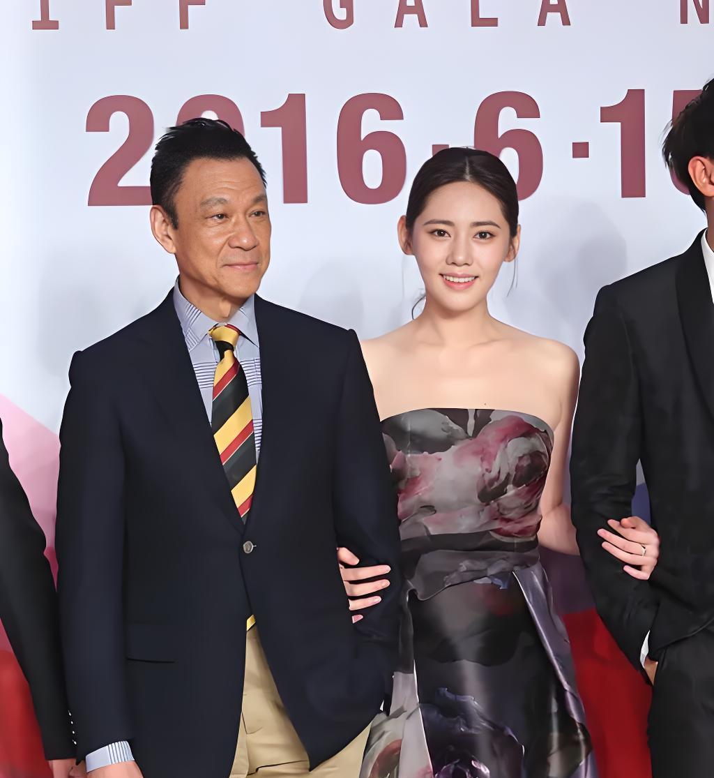 2011年，不顾结婚40年发妻苦苦挽留，65岁的王学圻豪掷200万，果断离婚。一