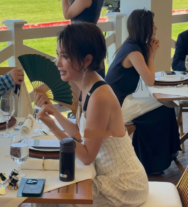 李冰冰在出席时尚活动的时候搭配的很美，她这次在树林中拍摄美照，看上去年轻又靓丽