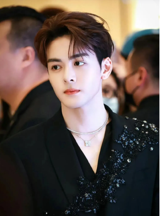 要不说曾舜晞能做演员呢？看看他这张脸，要是不查查，真以为他是哪个留学回来