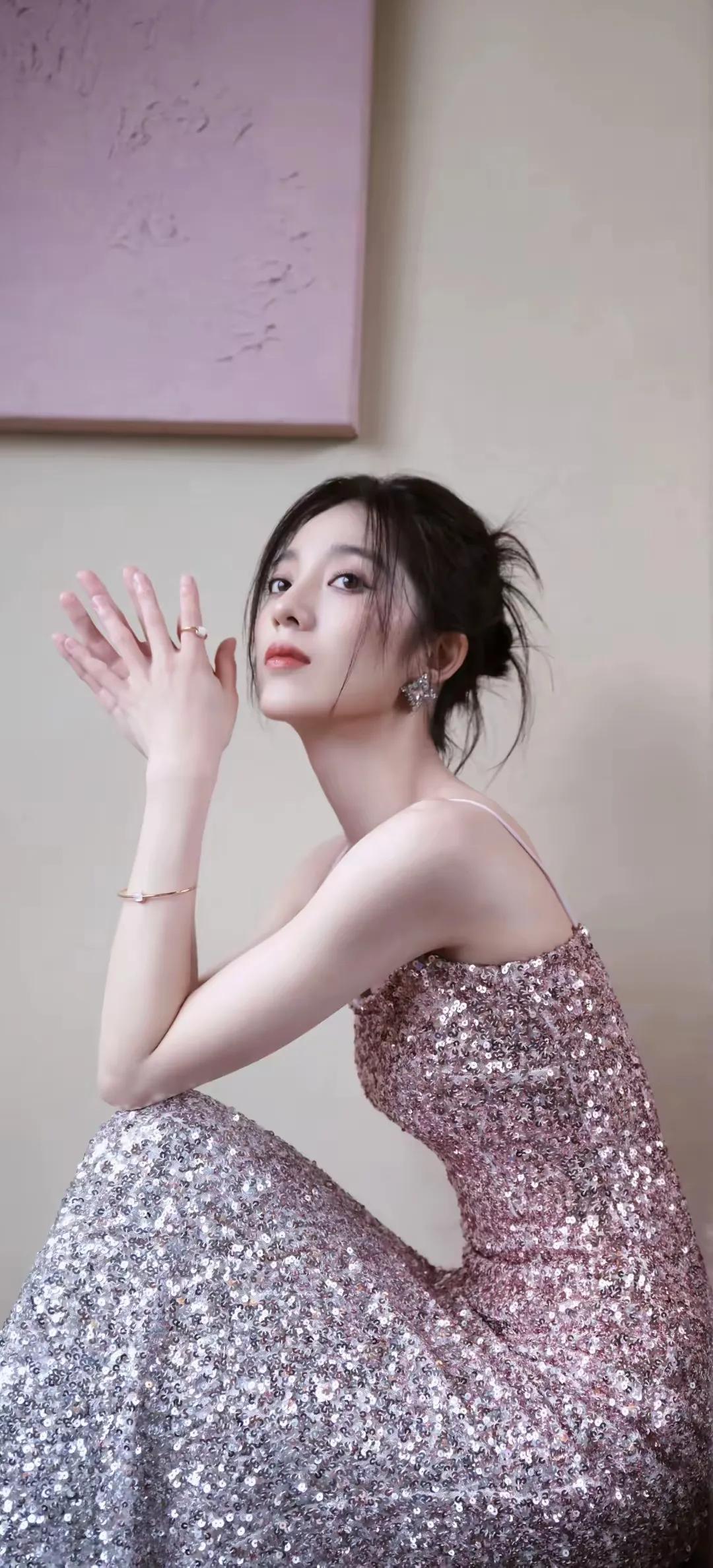 万鹏吊带粉裙身姿卓越优美迷人