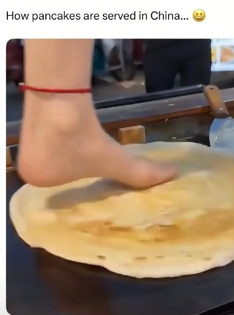 外网疯传“中国女孩用脚做煎饼”，AI生成视频为何引来了一场荒诞狂欢？一条