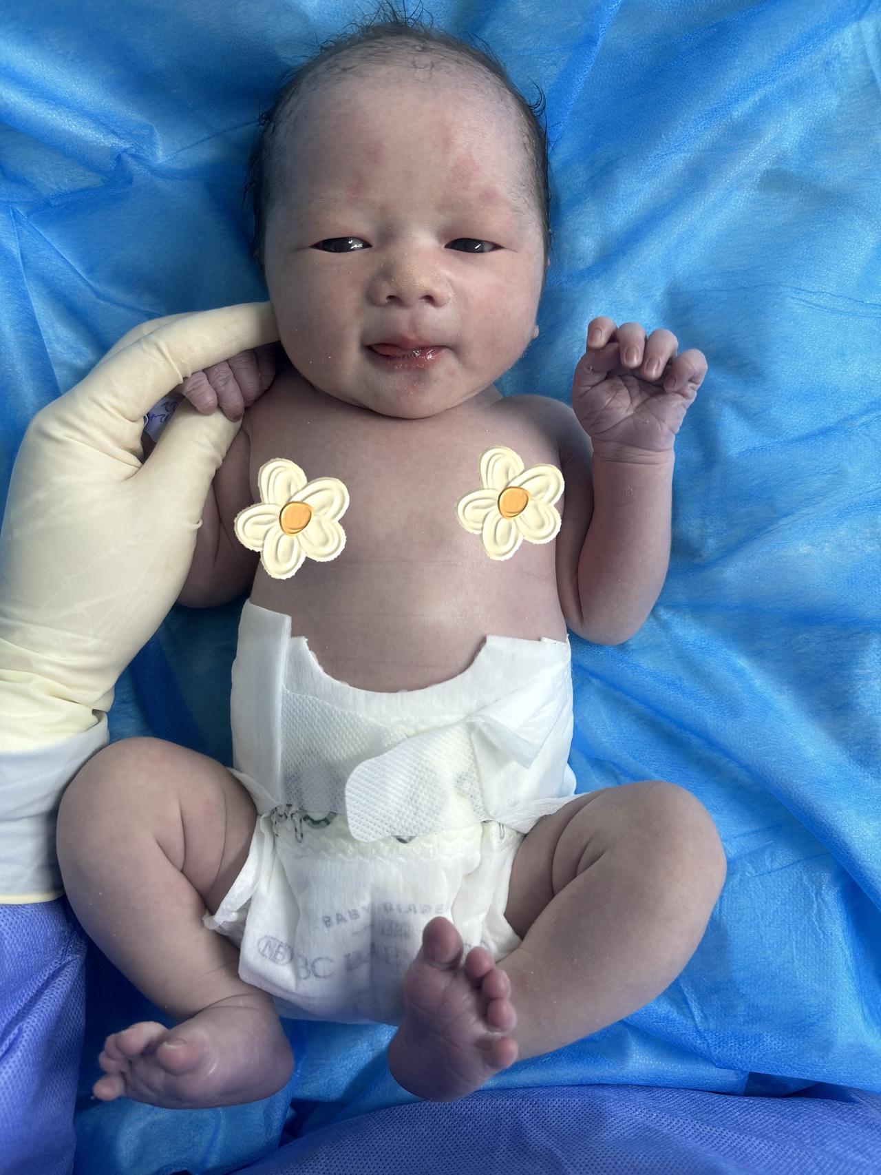 姐妹们，看到这么可爱的小宝贝，你们会心动吗？😍宝宝出生人类幼崽