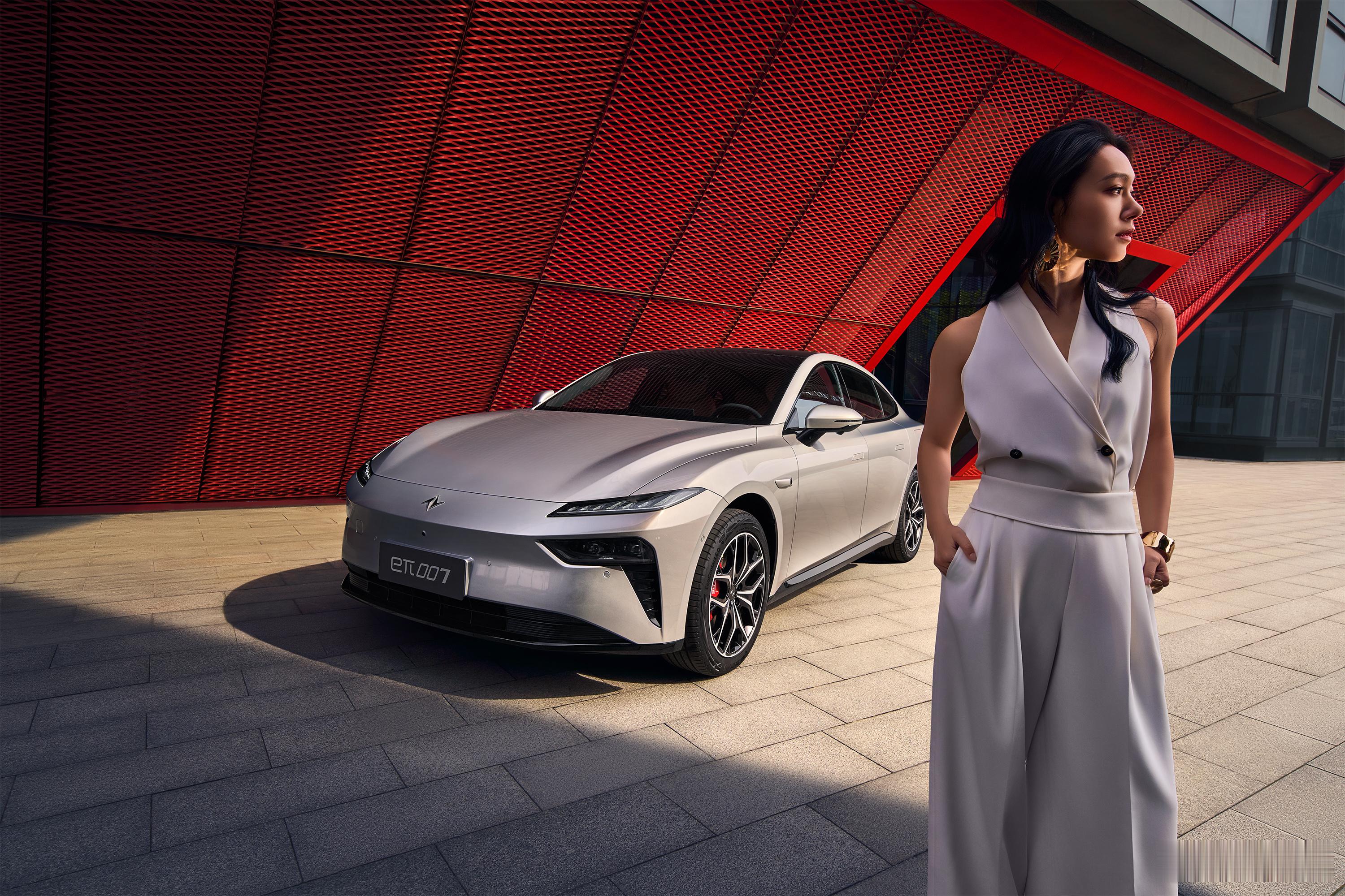 2025款eπ007在配置方面做了升级，尤其是车机升级到最新的eπOS2.