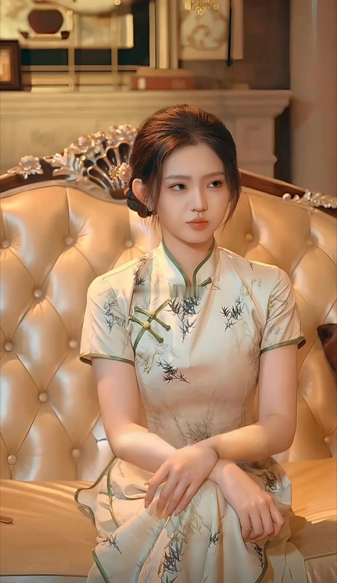 短剧女演员李柯以穿旗袍的样子太绝了！这妹子反差感好大，明明是可爱长相，却能穿出清