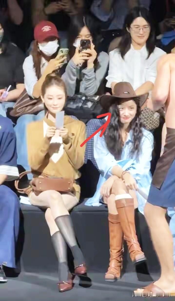 沈月与半裸男模对视羞涩低头，网友称绝对是装的在演艺界什么样的场面没有见过呀？