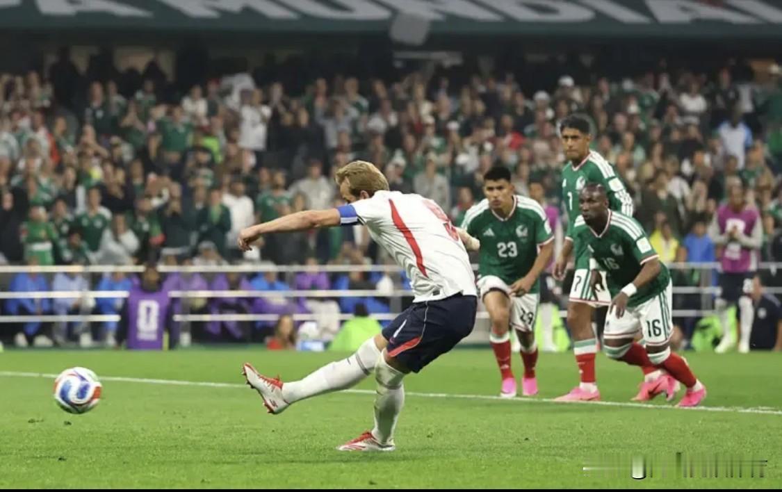 英格兰3-2墨西哥，凯恩点球破门，追平梅西的纪录。本场比赛开赛前，凯恩在本届世