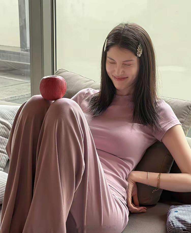 何穗带着儿子与闺蜜聚会，小Win宝坐在3000元的婴儿车上，跟妈妈一起出门的他翘