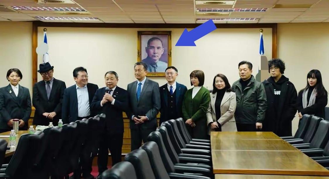 墙上照片中的那位表示：看你们这群歪瓜裂枣的犊子们怎么再继续嚣张这是大汉奸石平