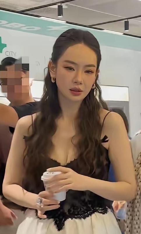 李承铉对戚薇的喜欢，是难以言表的。有人和老公聊起，搞不懂长相大众的戚薇，凭啥