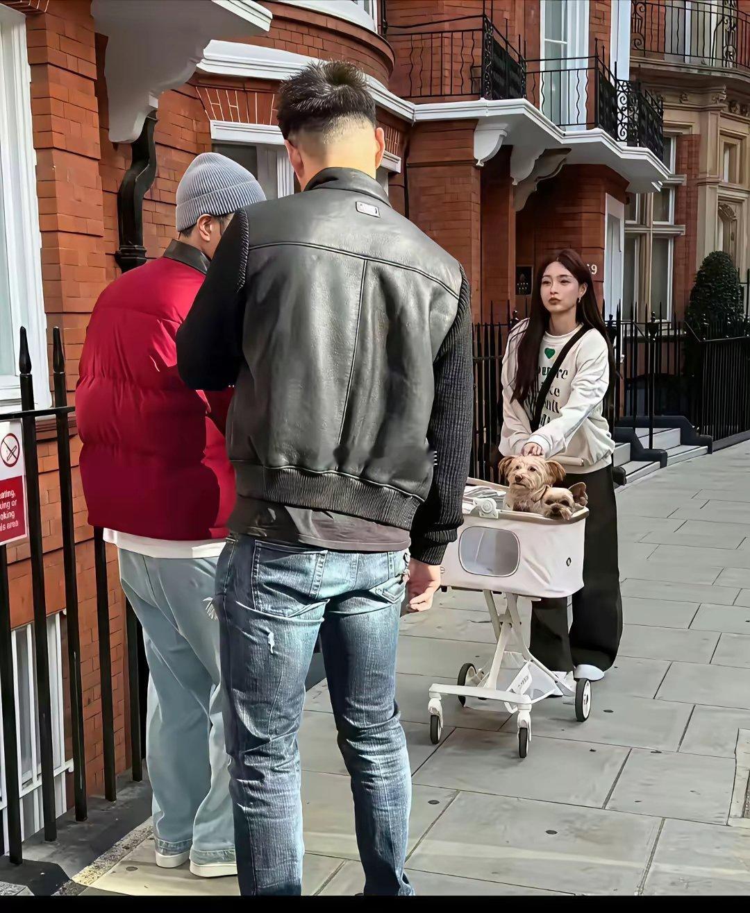 人家是出门带孩子，他们两口子出门带狗！估计狗狗的一辆车都得好几百吧！​​​