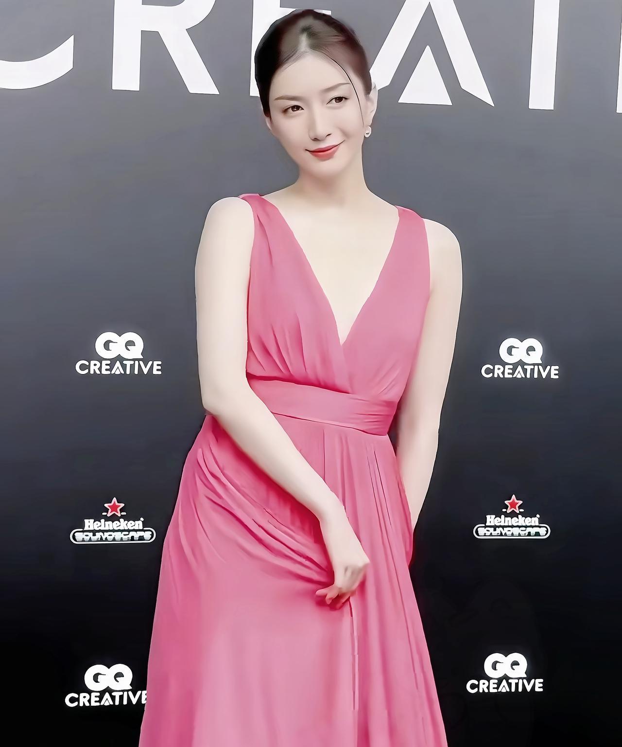 女神江疏影每次她出席活动，那都是自带光芒，妥妥的一道绝美风景线。精致妆容搭配绝美