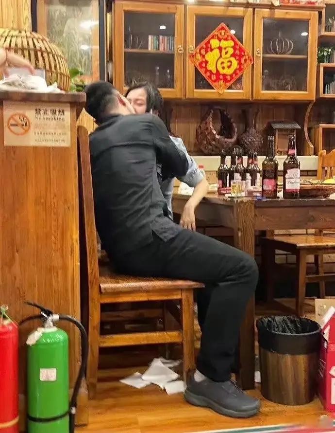这算不算“酒壮怂人胆”…半夜凌晨了开饭店的朋友发来两张照片问我该怎么办晚