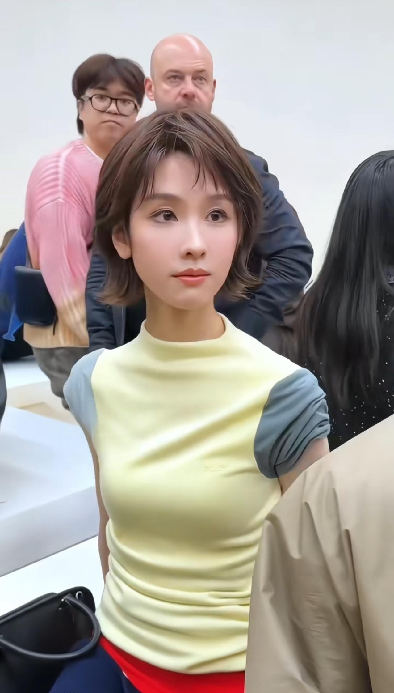 原来陈都灵私底下这么幼态，至少显小七八岁。而且这么瘦，跟电视剧里的形象反差很大啊