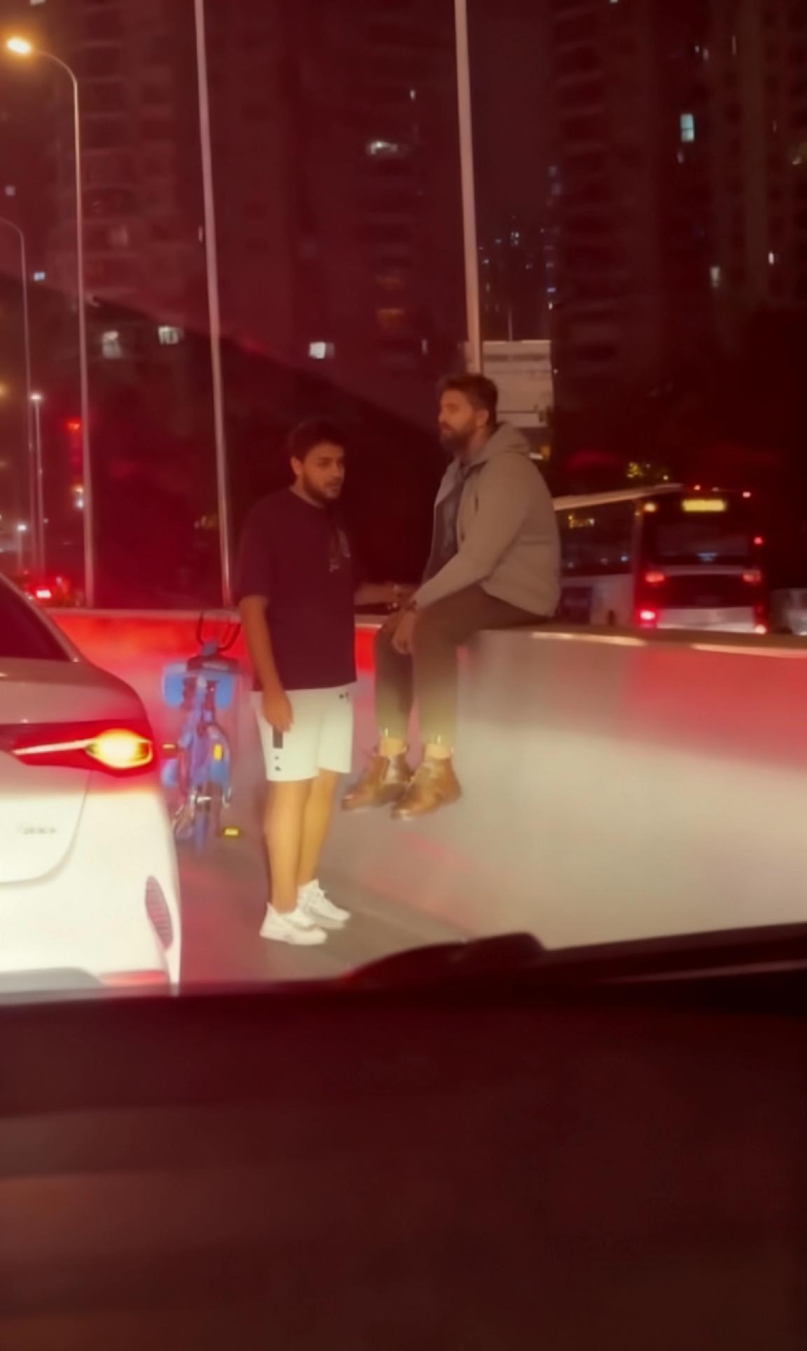 晚高峰上海车流量多大啊，俩外国人居然骑着共享单车挤进来，一个舒舒服服坐在高架当“