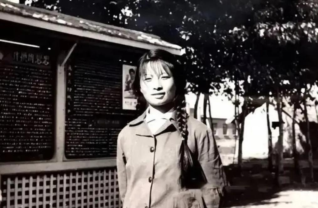 1977年，北京知青谢炳义买了两碗面递给一女乞丐，谁知，女子竟然贴身跟着他，他