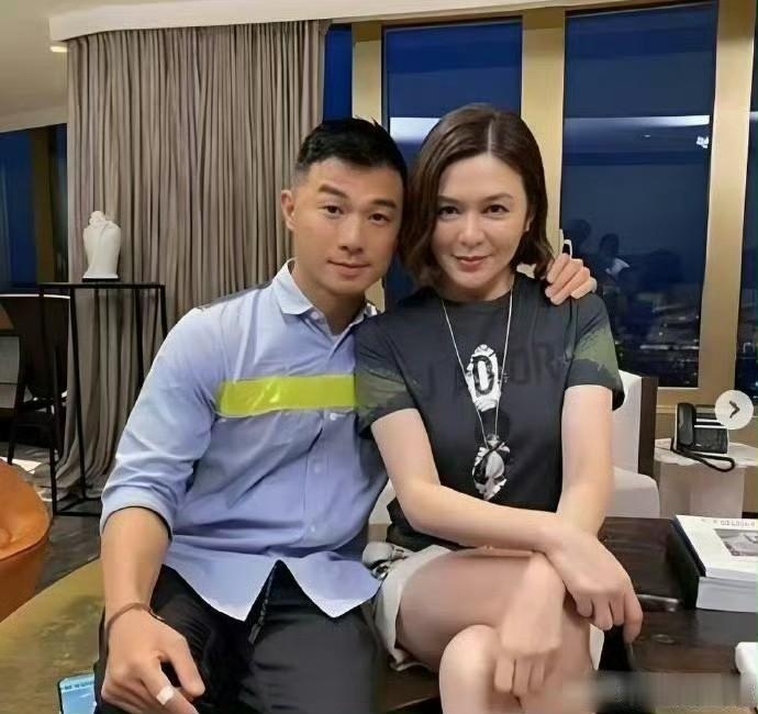 这是关之琳的模特男友，小伙子27岁，关之琳62岁，两人相差35岁。